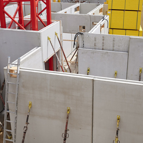 Wände im Keller werden aufgestellt