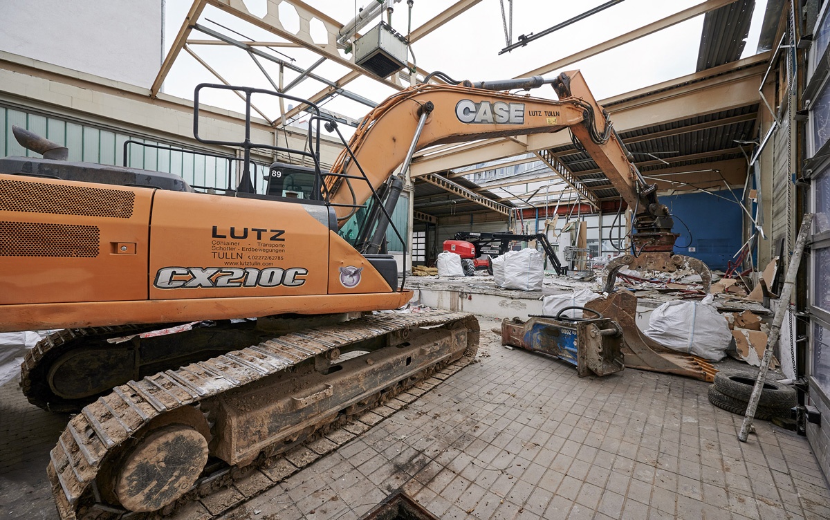 Abbrucharbeiten Herz&amp;Heim Bagger