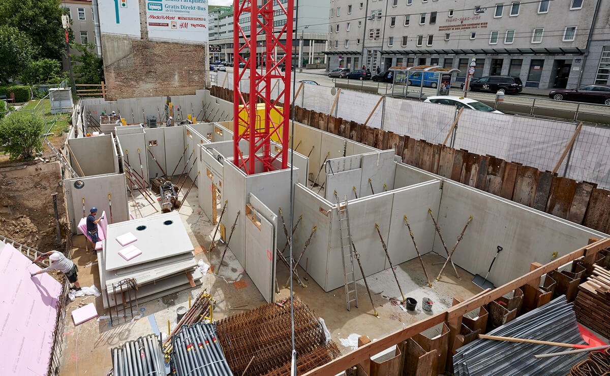 Wände im Keller werden aufgestellt