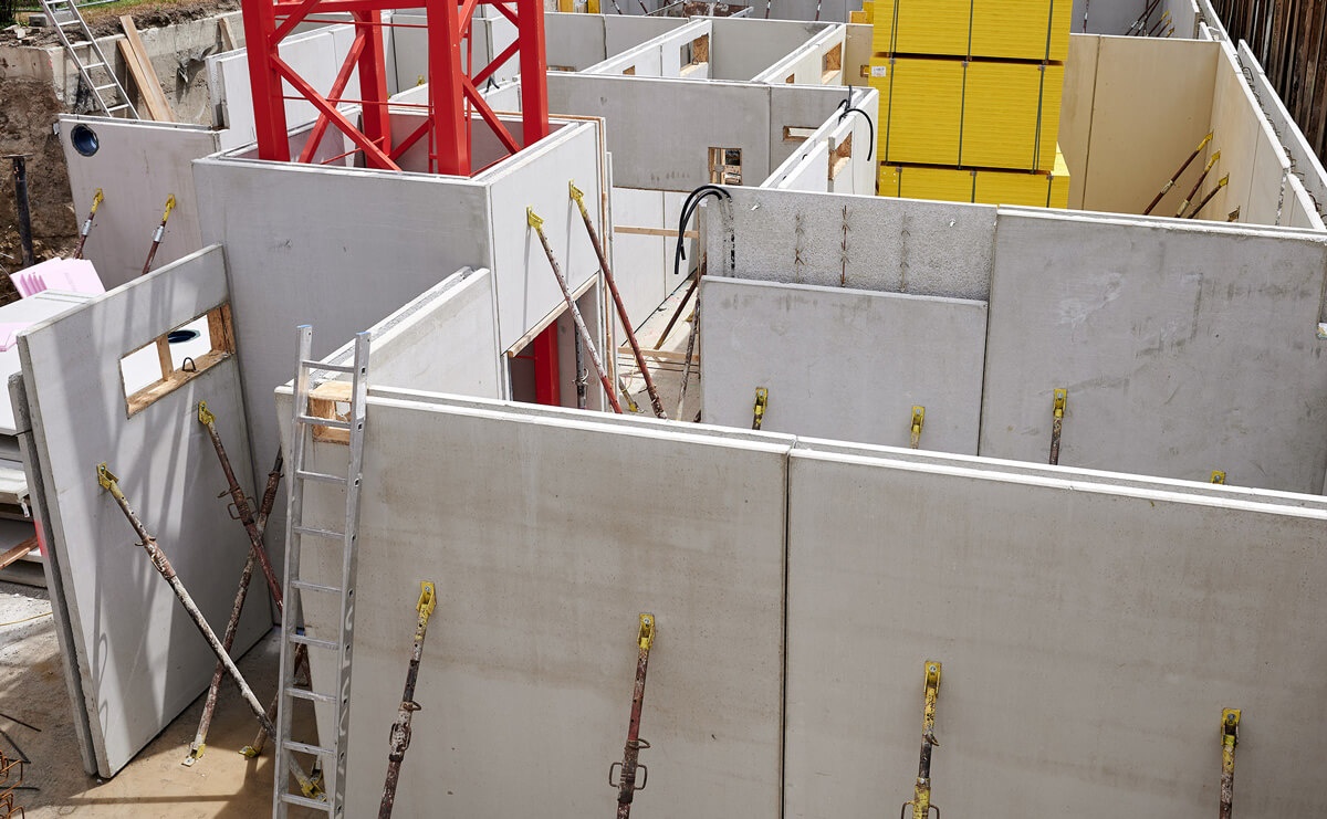 Wände im Keller werden aufgestellt